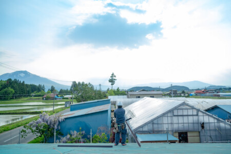 屋根の上の作業員